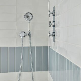 Booth and Co Axbridge Single Function Mini Shower Kit With Outlet And Bracket - Image 2